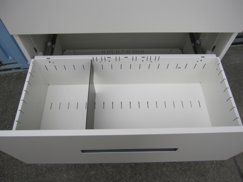 3段ラテラル　鍵あり　ホワイト　オカムラ製ヴィラージュ