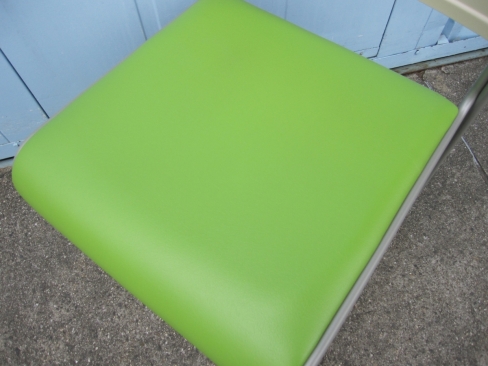 会議チェア　グリーン　スタッキングチェア　ビニールレザー