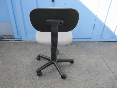 事務イス　ライトグレー　２０２４年製　オフィスチェア