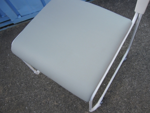 会議用チェア　ライトグレー　スタッキングチェア　ビニールレザー