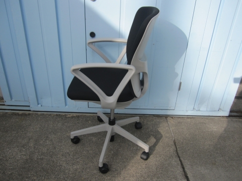 事務イス　肘あり　ブラック　イナバ製バルチェ