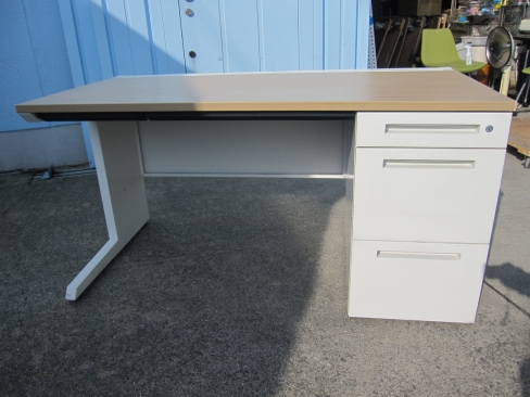 事務机　片袖デスク　鍵あり　天板チーク/ホワイト　1400ｘ700ｘ720　イトーキ製ＣＺＲ