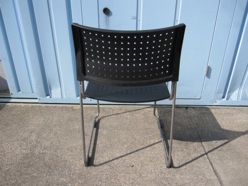 会議用チェア　ブラック　樹脂製　スタッキングチェア　アイリスチトセ製