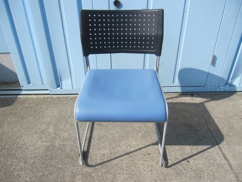 会議用チェア　ブルー　ビニールレザー　アイリスチトセ製