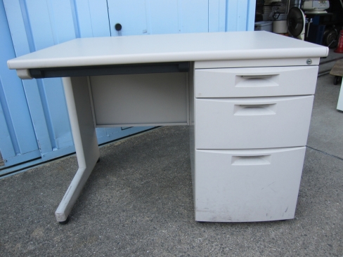 事務机　片袖デスク　鍵あり　オフホワイト　イトーキ製CZ　1000ｘ700ｘ700