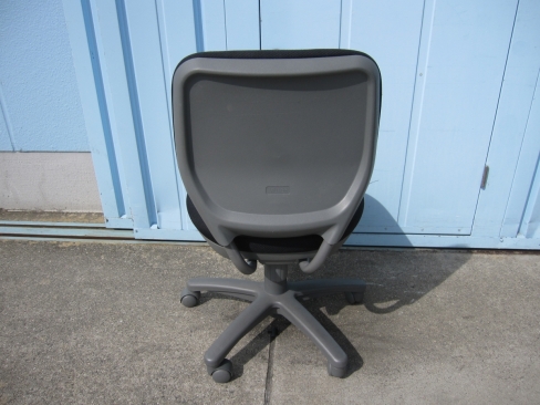 事務イス　ブラック　オカムラ製ビラージュ　肘なし