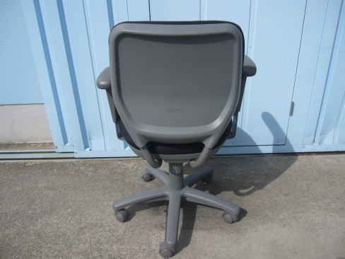 事務イス　ブラック　肘あり　オカムラ製ビラージュチェア