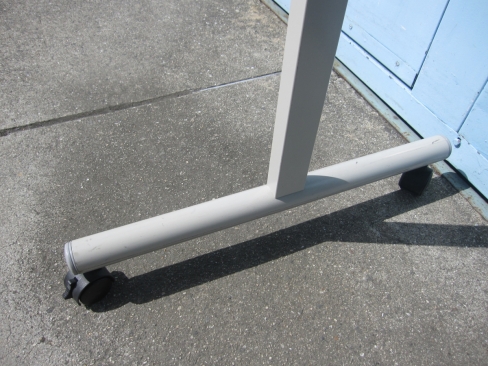 両面脚付ホワイトボード　W1800　脚上部のキャップ１カ所無し