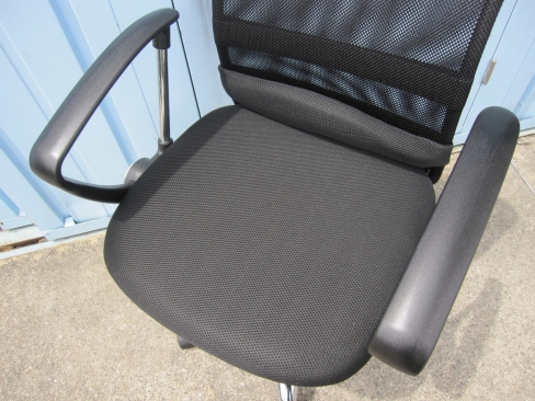 事務イス　メッシュチェア　ブラック　肘あり