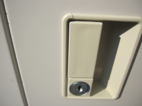 両開き特価！　書庫　鍵あり　ニューグレー　コクヨ製　取っ手ヒビあり　900ｘ450ｘ1800