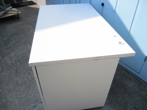事務机　ホワイト　鍵あり　仕切り板・ペントレイ無し　1200ｘ700ｘ700