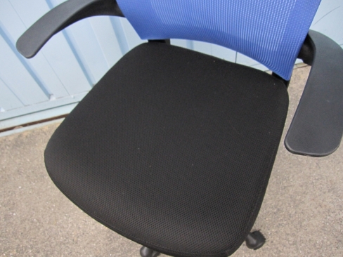 事務イス　メッシュ　肘あり　ブルー/ブラック