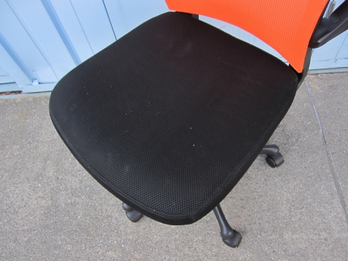 事務イス　オレンジ　肘あり　メッシュ