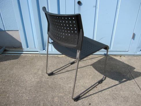 会議用チェア　ブラック　樹脂製　スタッキングチェア　アイリスチトセ製