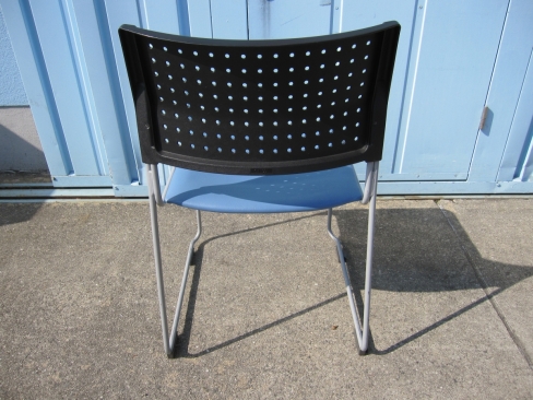 会議用チェア　ブルー　ビニールレザー　アイリスチトセ製