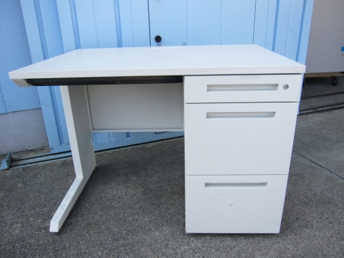 事務机　片袖デスク　ホワイト　鍵あり　1000ｘ700ｘ700　イトーキ製ＣＺＲ