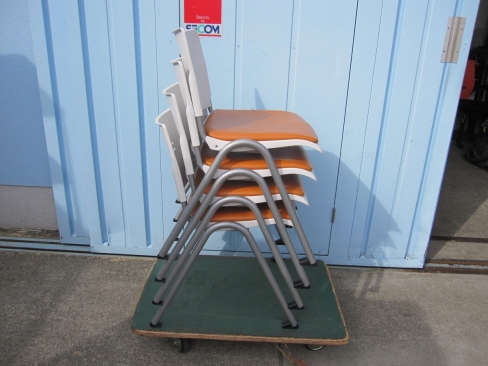 特価！　会議用チェア４台セット　オレンジ　スタッキングチェア　ナイキ製