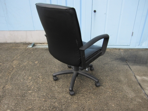 特価！　役員チェア　ビニールレザー　ブラック　肘あり　擦れあり