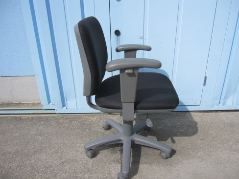 事務イス　ブラック　肘あり　オカムラ製ビラージュチェア