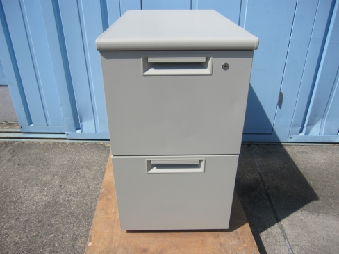 ２段脇机　鍵あり　ニューグレー　400ｘ700ｘ700　プラス製　扉へこみあり