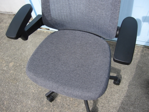 事務イス　肘あり　ヘッドレスト付き　グレー　イトーキ製ノート　KJ-177JE-T1T3