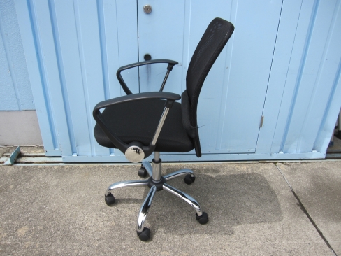 事務イス　メッシュチェア　ブラック　肘あり