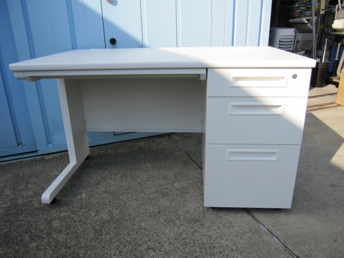 事務机　ホワイト　鍵あり　仕切り板・ペントレイ無し　1200ｘ700ｘ700