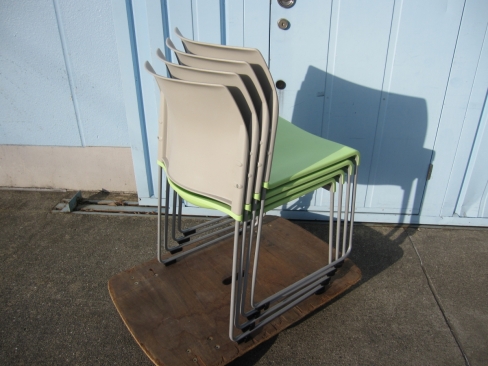 会議用チェア4台セット　ライトグリーン　スタッキングチェア　樹脂製