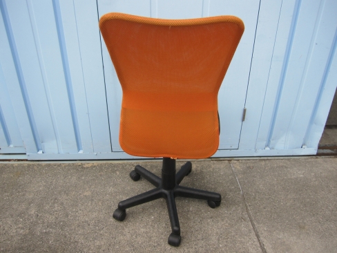 メッシュチェア　オレンジ　肘なし