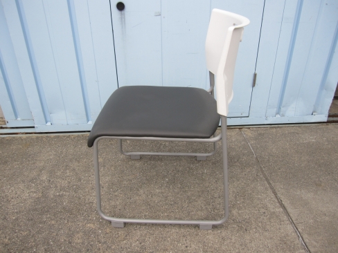 会議用チェア　グレー　スタッキングチェア　座面：ビニールレザー