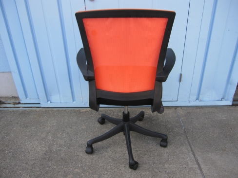 事務イス　オレンジ　肘あり　メッシュ