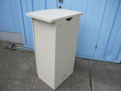 受付カウンター　ホワイト　600ｘ450ｘ1010　天板角傷あり