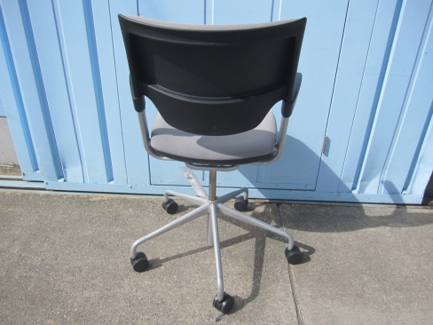 事務イス　ライトグレー　肘あり　イトーキ製