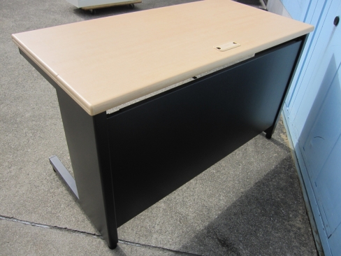 特価！　事務机　平デスク　1200ｘ600ｘ700　プラス製　チーク/ブラック