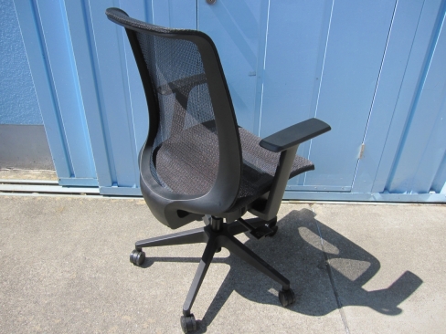 未使用品！　メッシュチェア　肘あり　ブラック　井上金庫製SPN-53A　定価60,000円程度