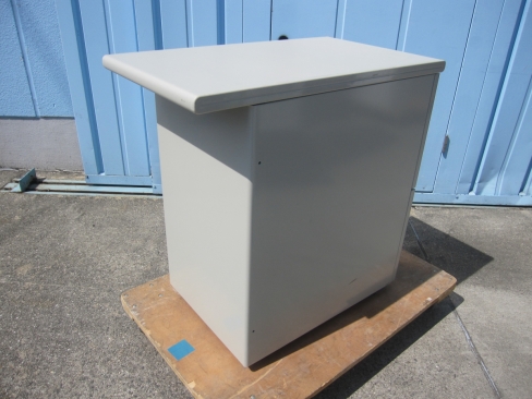 ２段脇机　鍵あり　ニューグレー　400ｘ700ｘ700　プラス製　扉へこみあり