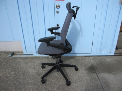 事務イス　肘あり　ヘッドレスト付き　グレー　イトーキ製ノート　KJ-177JE-T1T3