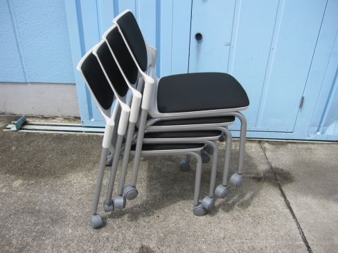 会議用チェア　4台セット　キャスター付き　スタッキングチェア　ブラック　イナバ製