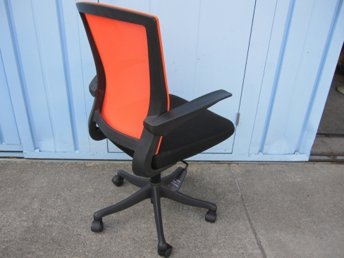 事務イス　オレンジ　肘あり　メッシュ