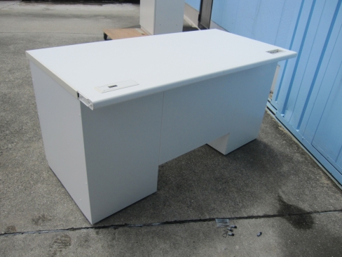 事務机　両袖デスク　ホワイト　鍵あり　イナバ製　1400ｘ700ｘ700