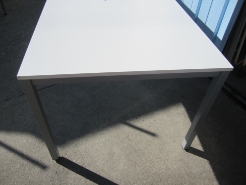会議テーブル　ホワイト　1800ｘ900ｘ700　配線ボックスあり