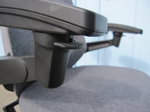 事務イス　肘あり　ヘッドレスト付き　グレー　イトーキ製ノート　KJ-177JE-T1T3