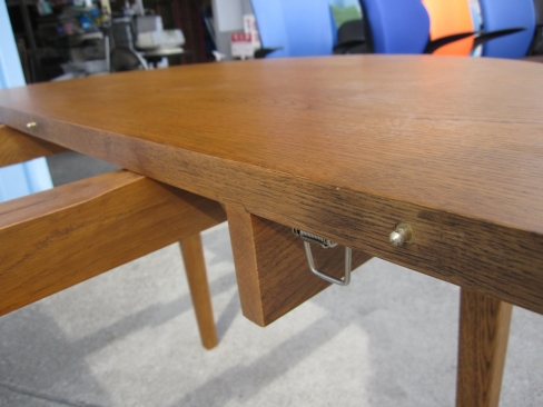 ダイニングテーブル　エクステンションテーブル　1100～1700ｘ1100ｘ720　定価13万円程度