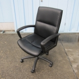 特価! 役員チェア ビニールレザー ブラック 肘あり 擦れあり
