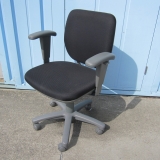 事務イス ブラック 肘あり オカムラ製ビラージュチェア