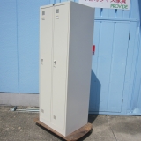 2人用ロッカー ホワイト 鍵あり 608x515x1790 ウチダ製 前面多少日焼けあり